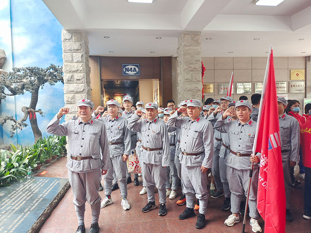 4港口发展机关支部结合供给链支部赴句容茅山新四军留想馆发展党史教育活动。在新四军留想馆展馆大厅，整个党员面对党旗，高举右手沉温入党誓词，再次体味作为一名共产党员的责任感和使命感。.jpg